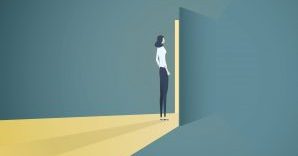 Symbolgrafik: Frau steht vor geöffneter Tür
